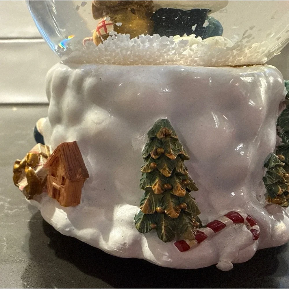 Santa Snow Globe Musical -